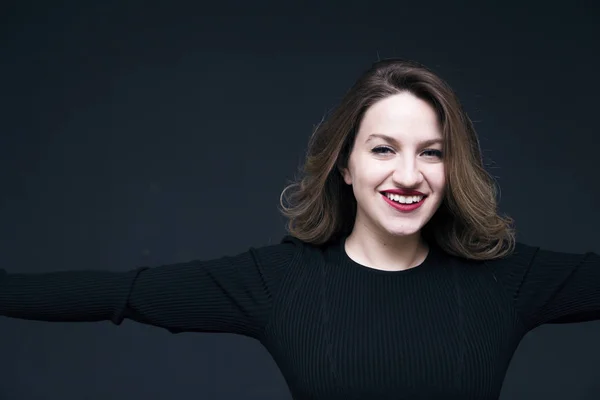 Jovem atraente e alegre menina sorrindo, tiro estúdio conceitual — Fotografia de Stock