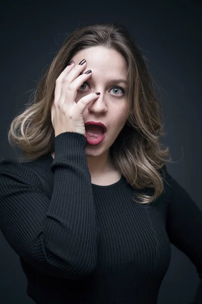 Retrato de estudio de mujer casual joven y hermosa, expresión facial asombrada o sorprendida —  Fotos de Stock