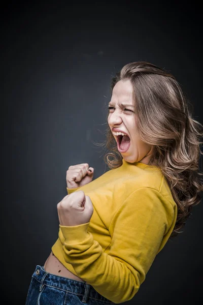 Mujer joven gritando, expresión facial negativa —  Fotos de Stock