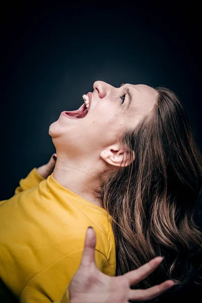 Mladá žena křičí, negativní výraz obličeje — Stock fotografie