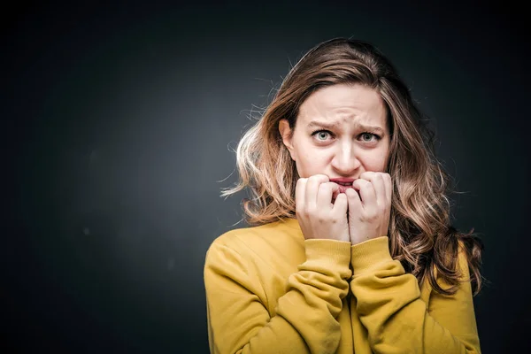 Jonge vrouw studio portret, bang of angstig gelaatsuitdrukking — Stockfoto