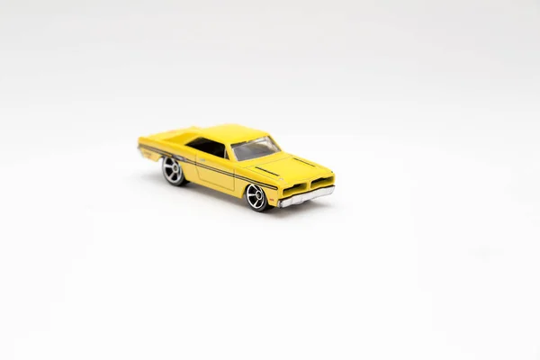 Um tiro isolado de um carro modelo Dodge Charger retro — Fotografia de Stock