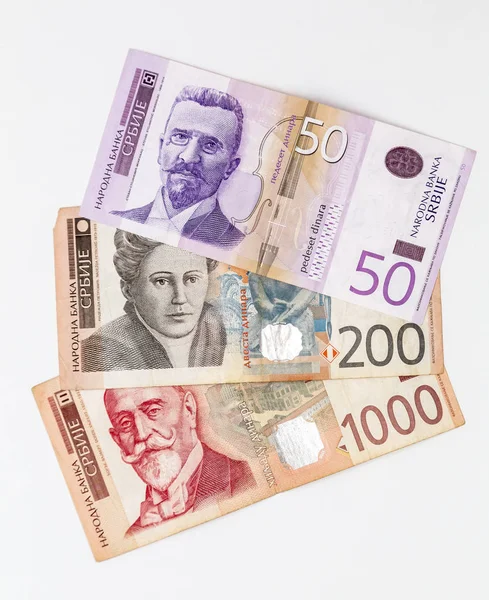 Банкноты сербской валюты, изолированные на белом — стоковое фото