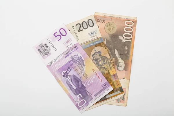 Billetes en moneda serbia aislados en blanco —  Fotos de Stock