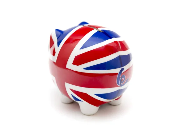 Porquinho de porcelana com impressão de bandeira do Reino Unido isolado em branco — Fotografia de Stock