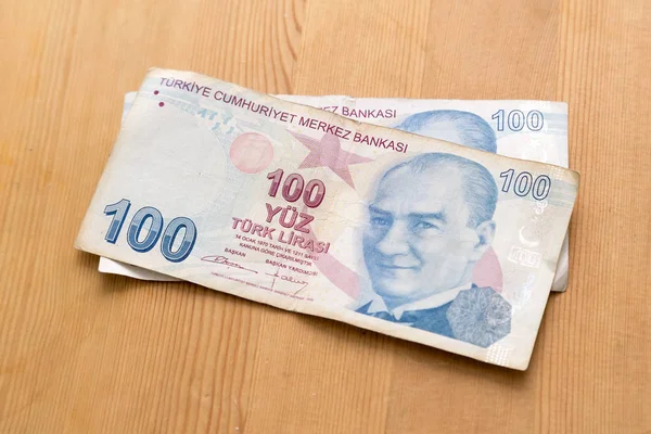 Cien billetes de Lira turca sobre mesa de madera —  Fotos de Stock