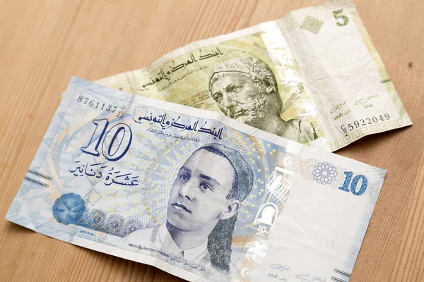 Тунисская валюта, тунисские динары на фоне деревянного стола — стоковое фото