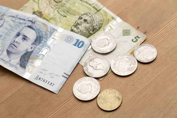 Тунисская валюта, тунисские динары на фоне деревянного стола — стоковое фото
