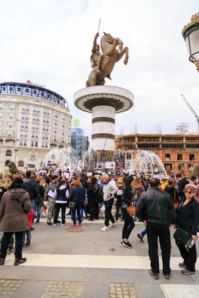 Civila protesterande våldet mot gatan hundar, fast — Stockfoto