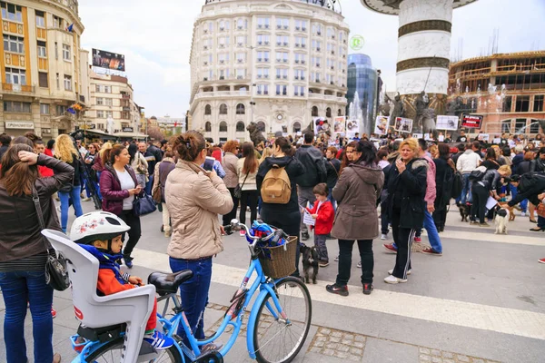 Burgers die protesteren van de verkrachting aan straat honden, solide — Stockfoto