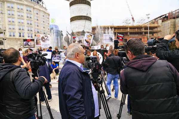 Civilek tiltakoznak az erőszak utcai kutyák, szilárd — Stock Fotó