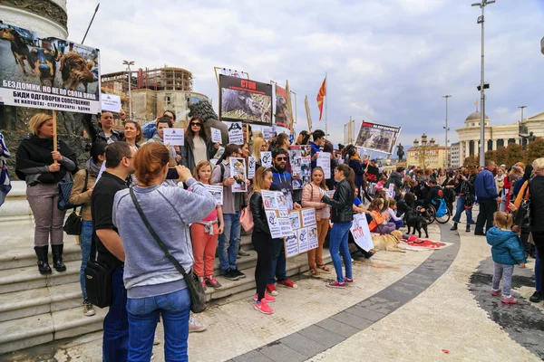 Civili che protestano contro la violenza nei confronti dei cani da strada, solidi — Foto Stock