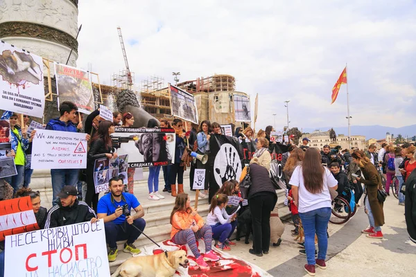 Civis protestando contra a violência contra os cães de rua, sólido — Fotografia de Stock