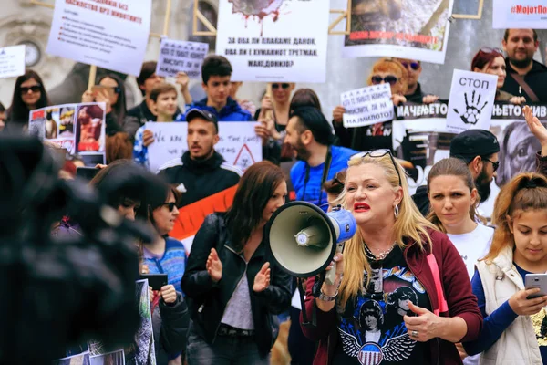 Civis protestando contra a violência contra os cães de rua, sólido — Fotografia de Stock