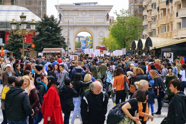 Civila protesterande våldet mot gatan hundar, fast — Stockfoto