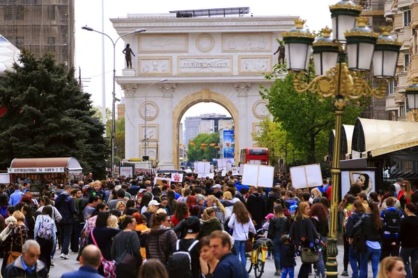 Burgers die protesteren van de verkrachting aan straat honden, solide — Stockfoto