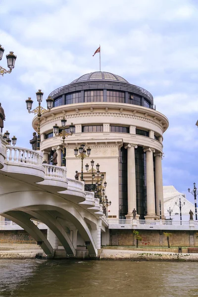 Vista desde el centro de Skopje, la capital macedonia — Foto de Stock