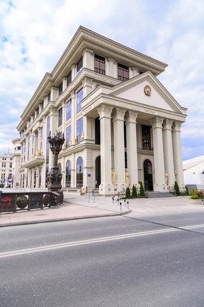 Bâtiment du Ministère macédonien des Affaires étrangères par le Vardar — Photo