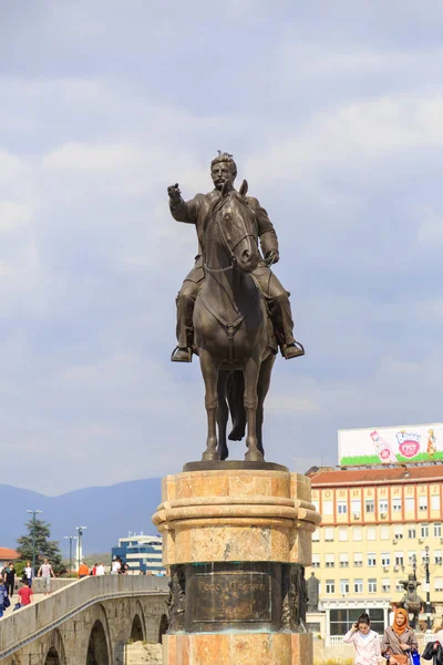 Bronzeskulptur von goce delchev in der Innenstadt von Skopje, Mazedonien — Stockfoto
