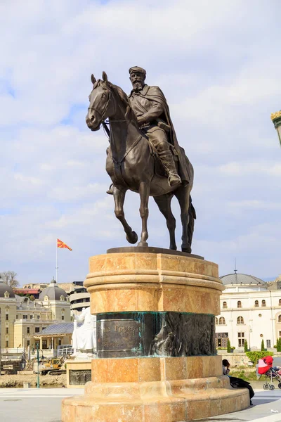 Escultura de bronce de Dame Gruev en el centro de Skopje, Macedonia — Foto de Stock