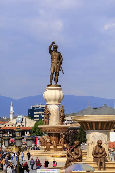 纪念雕塑和喷泉 Alexande 父亲腓力二世 — 图库照片