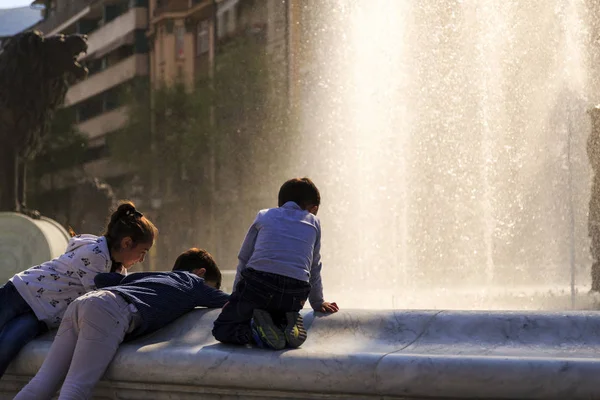 Dla dzieci gra przy fontannie w Skopje, Macedonia — Zdjęcie stockowe