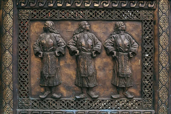 Relieve de bronce tallado con tres figuras femeninas en M tradicional — Foto de Stock