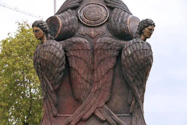 Freedom Bridge, Bronze Seraphim light posts guard over the bridge