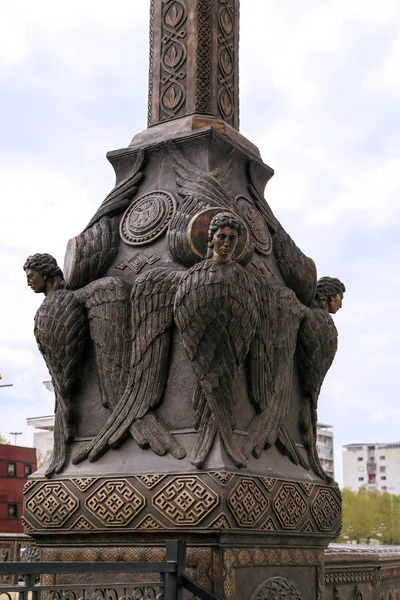 Reedom Bridge, Bronze Seraphim postes de luz guarda sobre a ponte — Fotografia de Stock