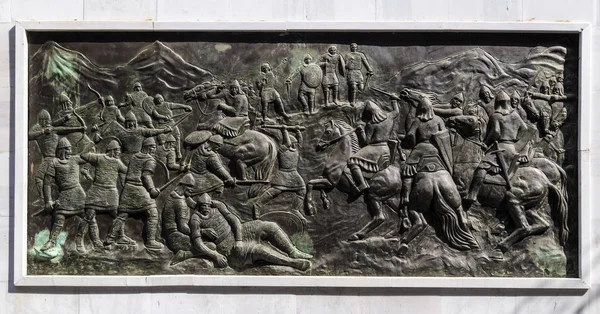 Brons snijwerk reliëf met een Oorlogsscene, Skopje, Macedonië — Stockfoto