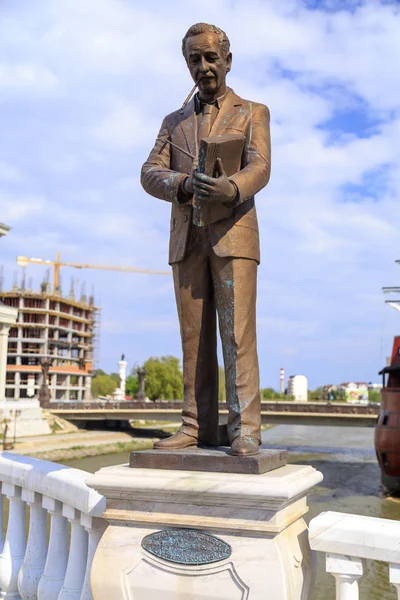 Escultura de bronze de Vlastimir Nikolovski no centro de Skopje, Mac — Fotografia de Stock