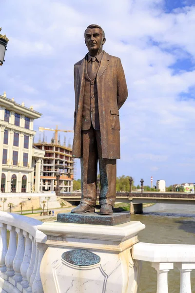 Escultura de bronze de Aco Shopov, famoso poeta macedônio em downto — Fotografia de Stock