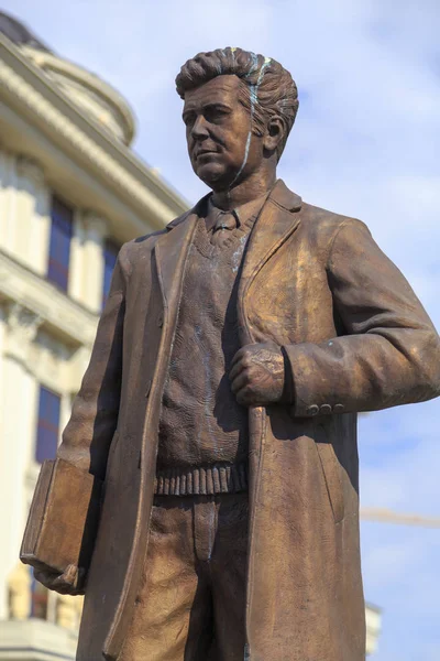 Bronze sculpture of Zhivko Chingo in downtown Skopje, Macedoni — Stock Photo, Image