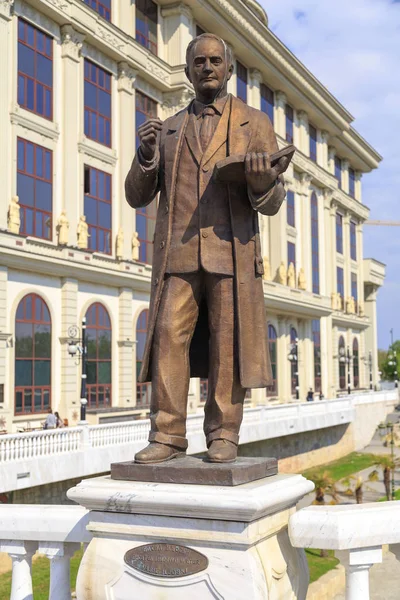 Escultura de bronze de Vasil Iljoski no centro de Skopje, Macedoni — Fotografia de Stock