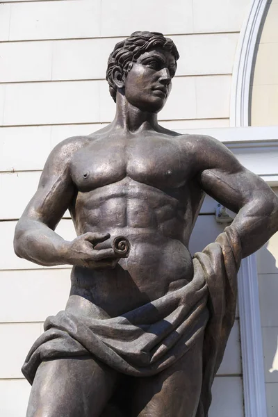 Male bronze sculpture in downtown Skopje — Stock Photo, Image