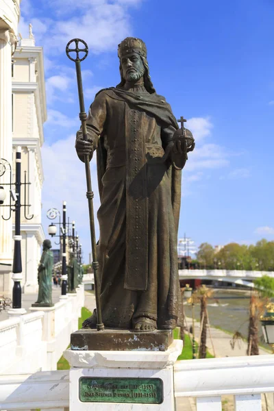 Escultura de bronze do czar Stephen Dushan no centro de Skopje, Macedônia — Fotografia de Stock