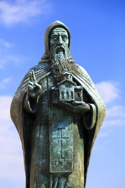 Escultura de bronze de St. Prochorus de Pchinja no centro de Skopje , — Fotografia de Stock