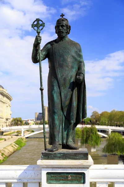 Escultura de bronze do czar Gavril Radomir no centro de Skopje, Mace — Fotografia de Stock