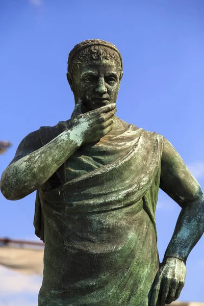 Bronze sculpture of Aurelius Crates Ptolemaei in downtown Skopje — Stock Photo, Image