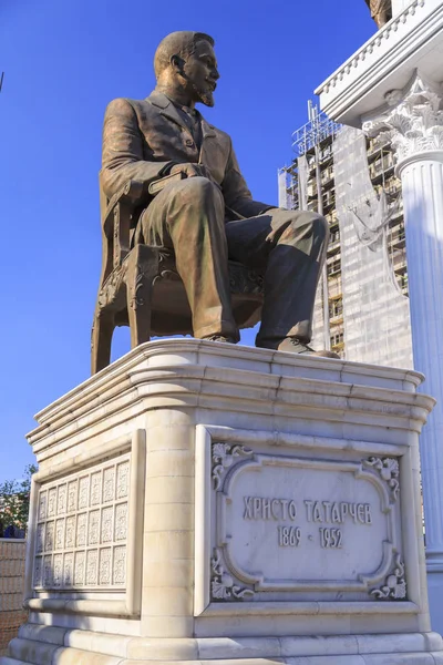 Bronzen beeld van Hristo Tatarchev in het centrum van Skopje, Macedonië — Stockfoto