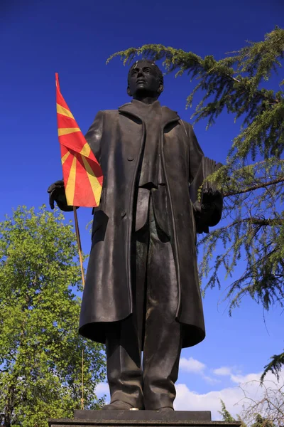 Escultura de bronze de Kuzman Josifovski no Zena Park, no centro de Skopje — Fotografia de Stock