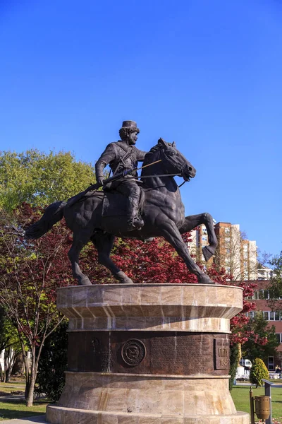 Bronz heykel Pitu Guli Zena Park, Skopje, Makedonya — Stok fotoğraf