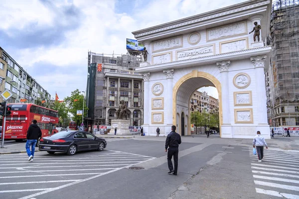 Porta trionfale della Macedonia sulla strada principale di Skopje, la Ma — Foto Stock