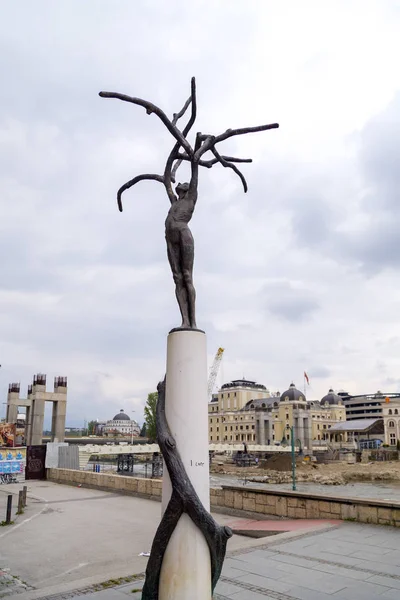 Bronzen beeld in het centrum van Skopje, Macedonië — Stockfoto