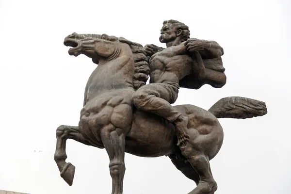 Escultura de bronce de un hombre montando un caballo en el centro de Skopje, Macedonia — Foto de Stock