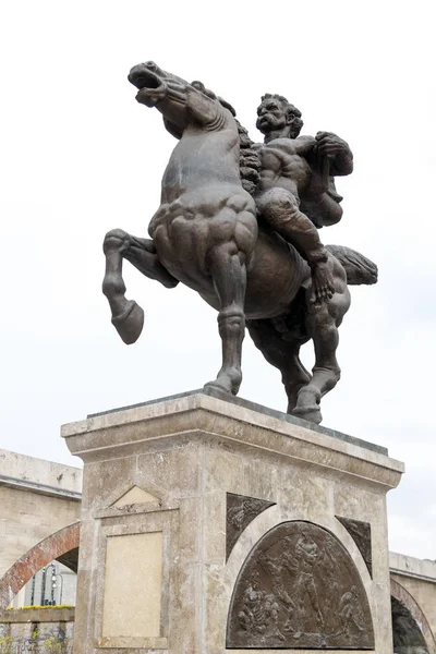 Bronze sculpture of a man riding a horse in downtown Skopje, Macedonia — Stock Photo, Image