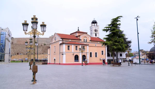 De kerk van St. Demetrius in het Philip Ii Square, Skopje, Macedonië — Stockfoto