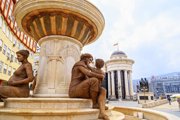 La Fuente de las Madres de Macedonia, Plaza Felipe II, Skopje — Foto de Stock