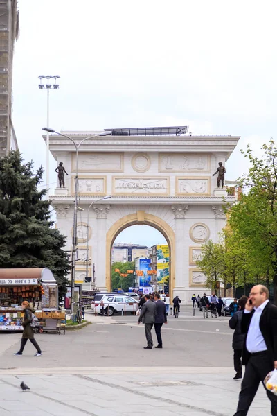 Puerta triunfal de Macedonia en la calle principal de Skopje, la capital macedonia —  Fotos de Stock