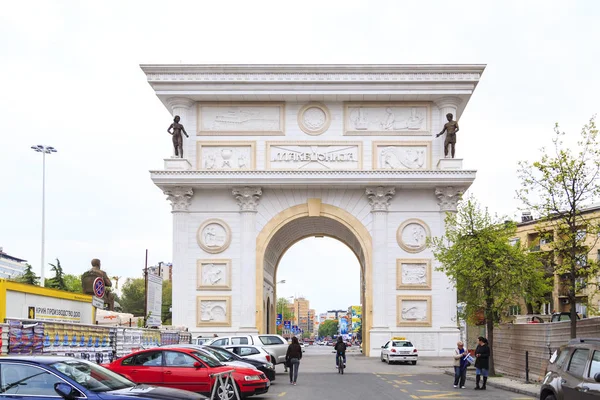 Porte triomphale de Macédoine sur la rue principale de Skopje — Photo